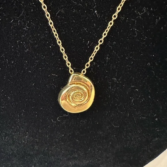 Vintage Shell Necklace - Picture 2 of 5